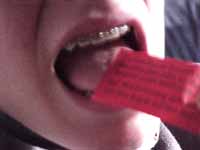 Junge leckt einen Papieraufkleber an